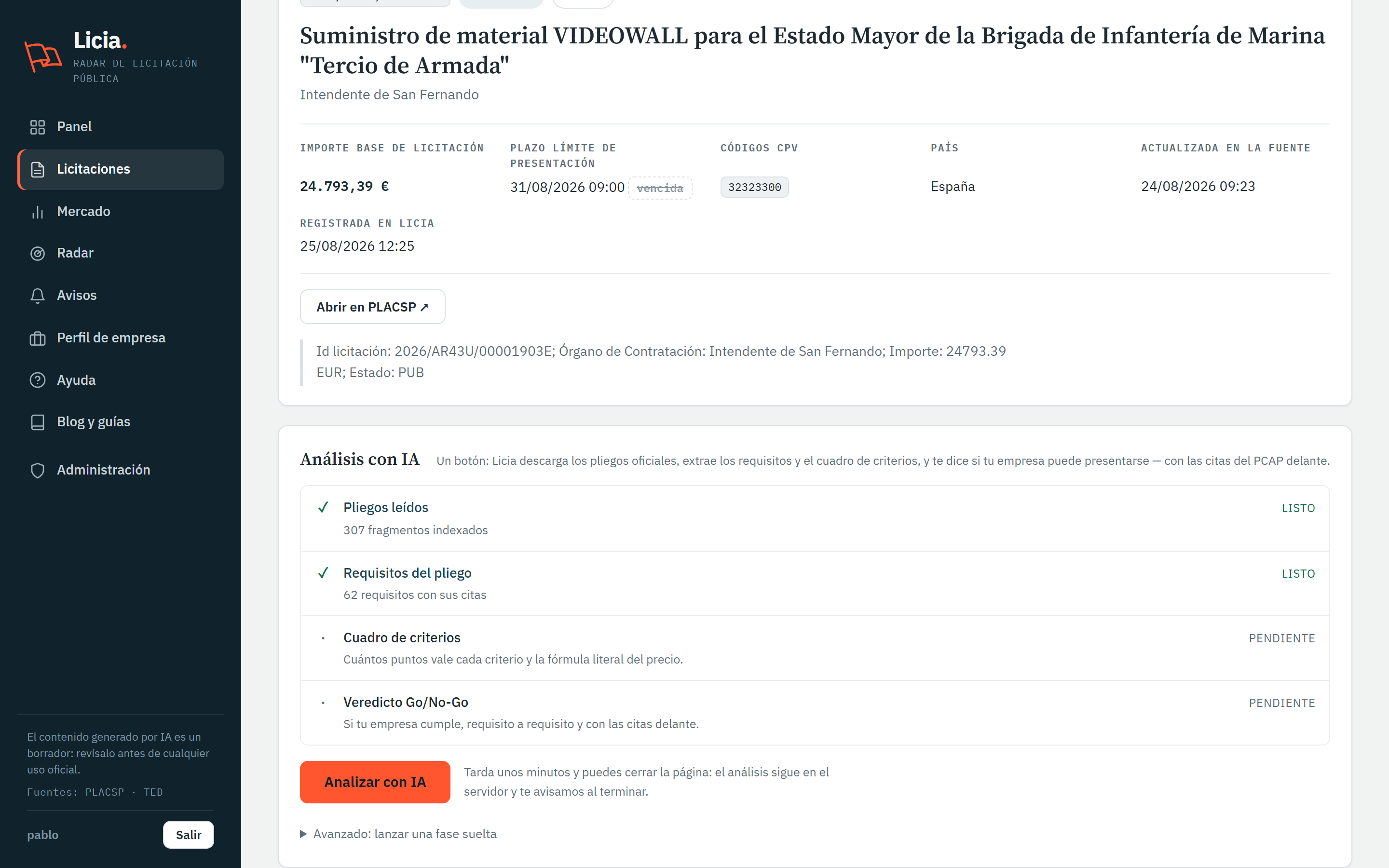 Captura real del producto: la ficha de una licitación en Licia con los pliegos ya leídos y sus requisitos extraídos con citas, y el botón «Analizar con IA» que lanza el Go/No-Go